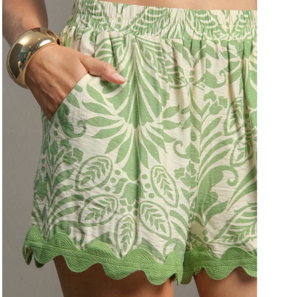 Umgee Pants - NWT Umgee Green/Cream Print Shorts